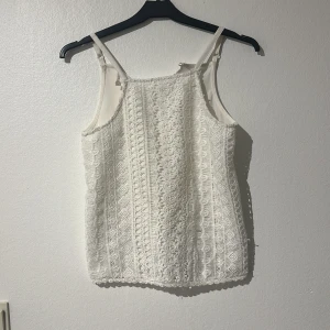 Gullig spets topp - Jättefin somrig spetstopp, mer genomskinligt material på baksidan men inte nått man tänker på mycket, fint skick då den knappt är använd💕lite osäker på storlek men skulle tro 146/152 eller xxs