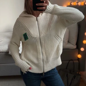 Zadig zip up - Säljer denna asballa zip upen från Zadig storlek xs/s men passar m också❤️❤️❤️❤️🥰så coola detaljer