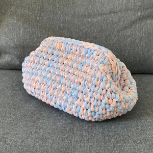 Rosa/blå clutch - Handvirkad clutch i återvunnet bomull, innermått ca 22x17cm! Finns fler färger bland mina andra annonser!