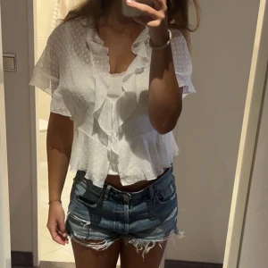 Blus med volanger - Säljer denna fina blus från zara då den inte används🙌🏼💓