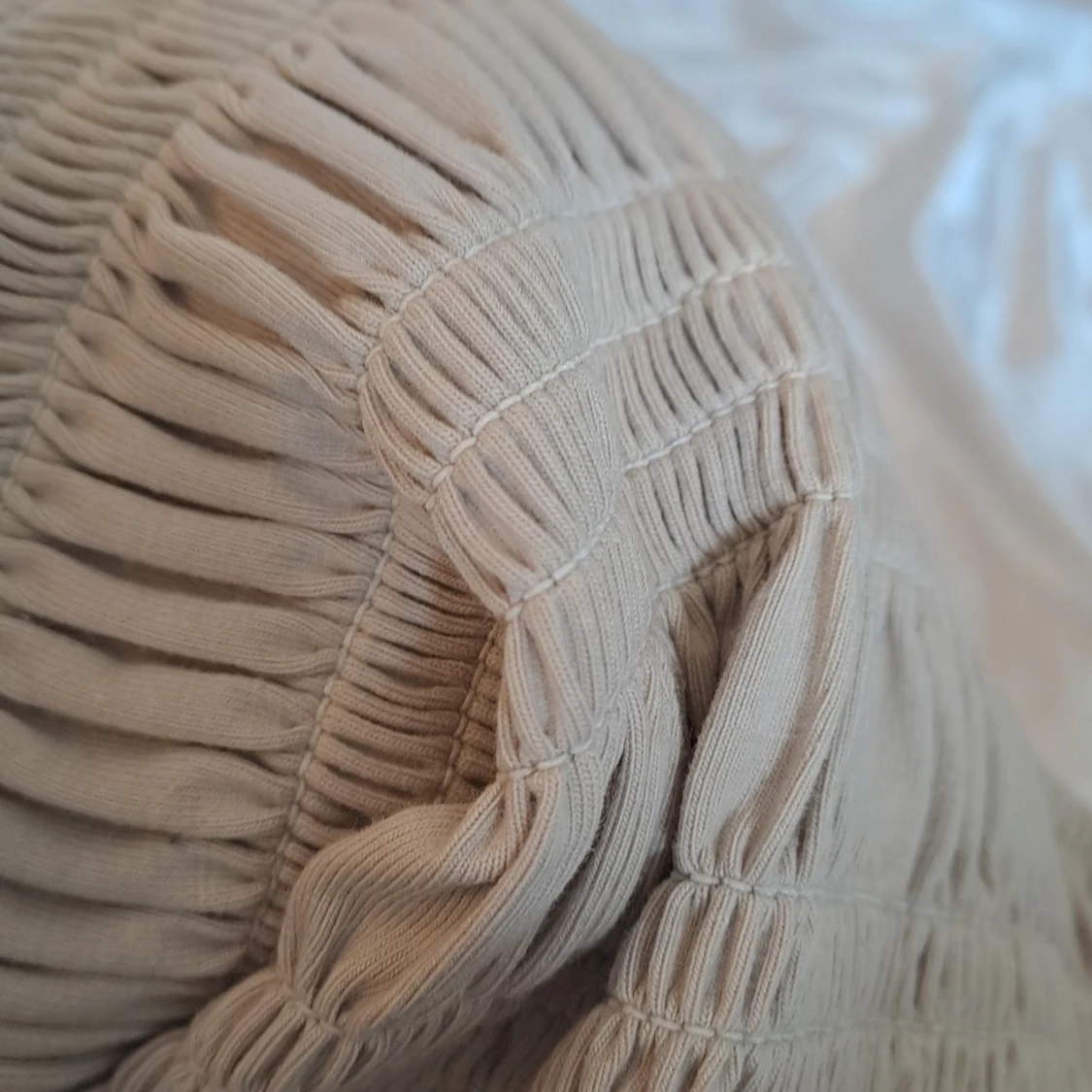 Beige smockad topp från H&M - 92