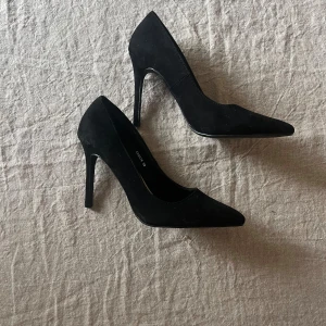 Svarta pumps - Säljer dessa svarta klackarna från Nelly i mocka! Helt oanvända, säljer pga för små..💗 