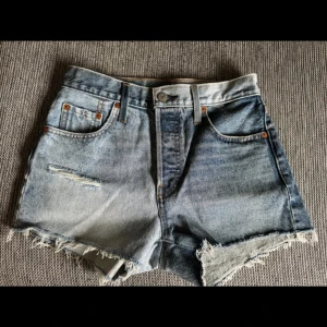 Levis Jeansshorts W25 - Jeansshorts från Levis, modell 501 och är i storlek W25.  Aldrig använda