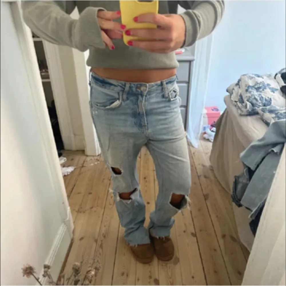 Säljer ett par zara jeans med hål. Jeans & Byxor.