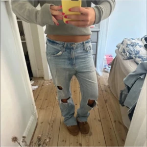 Zara jenss - Säljer ett par zara jeans med hål