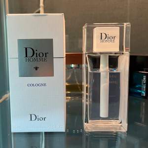 Säljer en av mina parfymer jag ska köpa en annan liknande doft. Det är Dior Homme Cologne som är extremt fräsch doft och passar nästan till allt. Sök upp den på fragrantica så kan du läsa på mer om den. 65/75 ml kvar. Köpt för 1100 på kicks. 