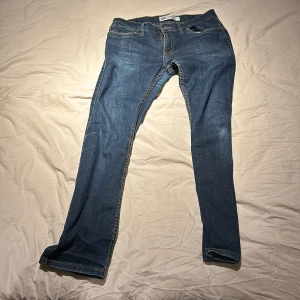 Levis jeans 511 slim  - Säljer dessa levis 511 slim jeans som jag tyvärr växt ur. Okej skick ända som är att lappen bakom jeansen är lös. Priset kan diskuteras. 