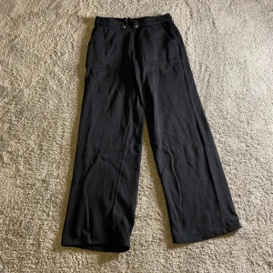 Mjukisbyxor  - Storlek: 150 Jätte fina mjukisbyxor änvänt några gånger men Säljer för att det är för små!