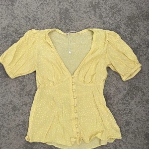 Sommar topp - Super snygg topp från samsøe samsøe. Knappt använd och säljer då den inte längre kommer till användning. Den har inga defekter eller liknande 😇