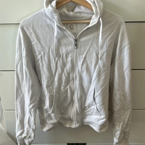 Vit zip up - Jättebra basic plagg som passar till allt, på dragkedjan är färgen lite avskalad och tröjan är inte helt vit på alla ställen men inget man tänker på, därav priset 