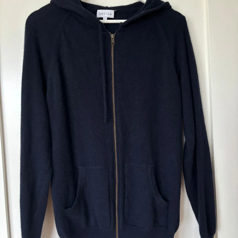 Tjena Säljer en Davida cashmere hoodie i färgen navy som är väldigt trendigt. Inte använd så jättemycket och ser därför nästan ny ut fortfarande. Köptes för 2799kr. Hör av dig vid intresse om tröjan eller möjliga prisförslag. . Tröjor & Koftor.