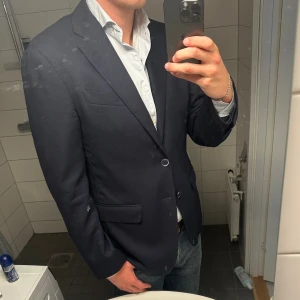 Corneliani kavaj - Marinblå kostym, skräddarsydd till en man på 188 cm och 82 kg, smal men bredaxlad därav står ingen storlek på kostymen. Perfekt till udda byxor och mer chill klädsel, men också till kostym. Perfekt skick