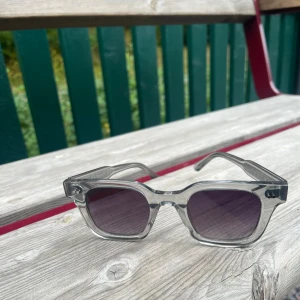 Chimi glasögon - Jag fick dom här som present för några månader sen men har inte märkt att jag inte använder dom så tycker att någon annan som är intresserad kan ha på sig det istället. Bågen är lite sen men det är inte ett stort problem