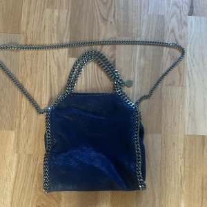Super fin mörkblå Stella McCartney väska! - Modell: mini Nypris: 8000kr 