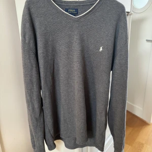 Ralph Lauren pullover  - | Stor i storleken | skick 9/10 |   Personen i bilden är 183 cm och väger 85kg.  Passar som L & XL