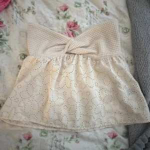 Beige topp - Fin beige topp som kan användas till både fest och vardagligt! Aldrig använd - lappen är kvar Snygg på sommaren när man fått bränna😩