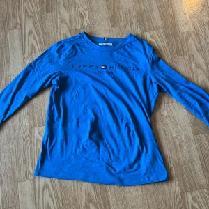 Tommy HiLFiGER långärmadtröja - Bra skick 10/10 inte andvänd storlek 164 fin blå färg