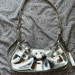 Fint silver väska🌟🌟 - Bra skick används fåtal gånger inga defekter🌟🌟🌟