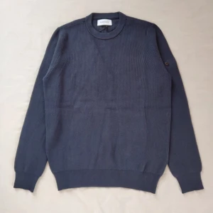 Stone island ribbad tröja - Finns i två färger, svart, Olivgrön. Fyra storlekar S,M,L,XL