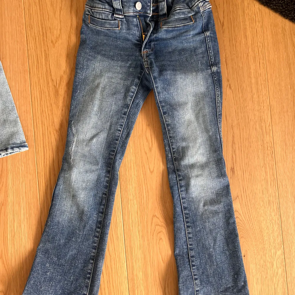 H&M flare jeans! Inga defekter men säljs pga för korta! Kommer från barnavdelningen i stl 134💕 nypris 280kr. Jeans & Byxor.