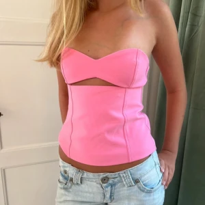 rosa zara topp - en topp från zara, jättebra skick