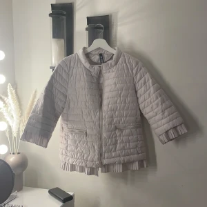 Höstjacka - Superfin trekvartsärmad höstjacka!! Passar perfekt nu till hösten🙏🏼💞 Det står ingen storlek men passar mig som har Xs/S