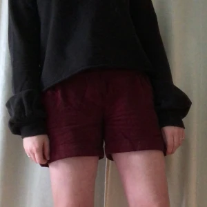 Vinröda shorts  - Vinröda manchester-shorts från det franska märket cyrillus. Kan knäppas på två sätt beroende på hur stor du är i midjan. Superfina till hösten! (Ett par shorts från cyrillus nypris ligger på 400-800 kr.)