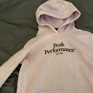 Peak performance hoodie - Jag säljer en peak performance hoodie som inte kommit till användning på länge nu. Den är rosa. Se bild två för att se färgen bättre💞 skicket är bra och Fluffet på insidan är i bra skick. Tvättas innan försäljning!! 