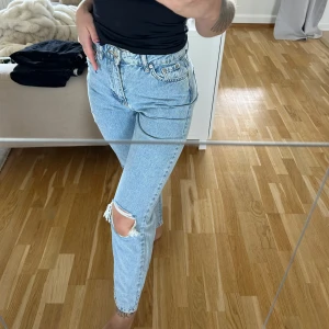 Blåa jeans  - Otrolig passform på dess blåa jeans. Hål i på framsidan. Passar som handen i handsken men dessvärre inte min stil. 