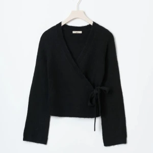 Omlott kofta💞 - Så fin och populär omlott kofta som är helt slutsåld på ginas hemsida. Lappen sitter kvar och har aldrig använts. Är i storlek S men kan knytas så att den passar xs💞