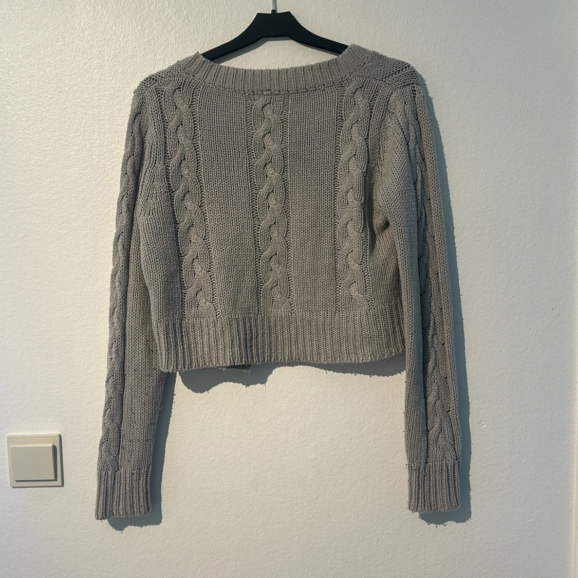 Grå stickad kofta med knappar - 90