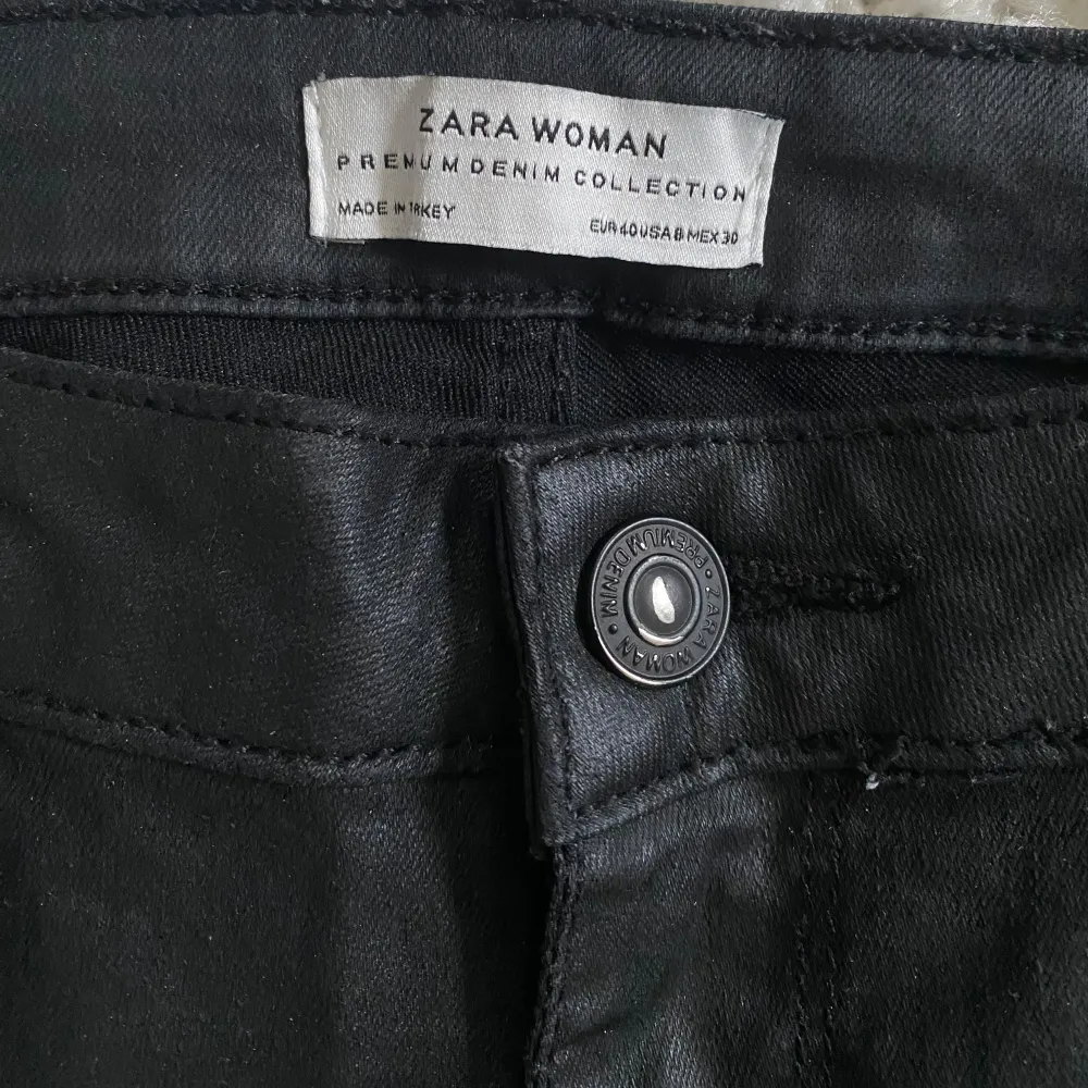 Skinnbyxor från zara i storlek 40 (M). Jeans & Byxor.