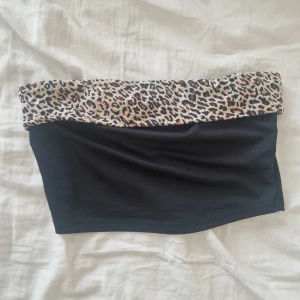 Y2k mini crop top - Y2k jötte fin top 🖤 väldigt öoen vif magen och är foldover 