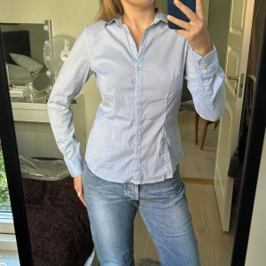 Ljusblå skjorta - Ljusblå figursydd skjorta med små ränder. Randig skjorta ljusblå och vit