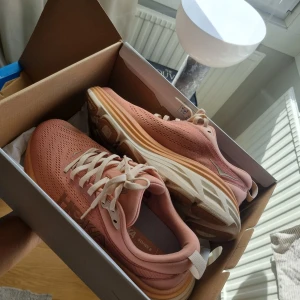 Hoka Bondi 8 - Stlk EU 39 1/3 , UK 6 Sparsamt använda, nyskick