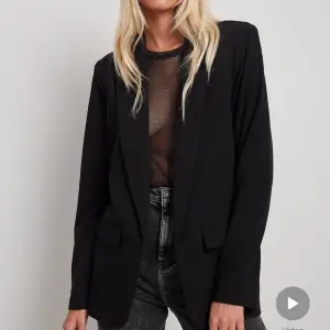 Svart blazer från NA-KD stl 34, heter ”Klassisk Blazer” på hemsida. Passar 36 också skulle jag säga. Ord: 399kr  Använd fåtal ggr och annars bara hängt på galge/varit nedpackat. Lite nopprig inuti men inget utanpå som jag sett.