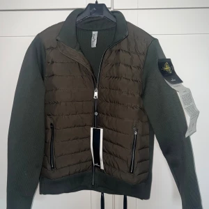 Stone island jacka - Hej, säljer nu min stone island cardigan jacka då jag är ute efter annat! Jag tar bud och byten på lite allt möjligt så bara skriv! Det är storlek S och allt og följer med! Mvh 