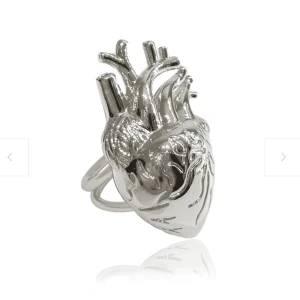 Heart ring IOAKU  - Oanvänd ring från IOAKU.. älskar den väldigt mycket men tyvärr var den inte min stil. Den är bara provad..   Ny pris 599  Säljer för 449  Kan tänka mig att gå ner i pris vid snabb affär 