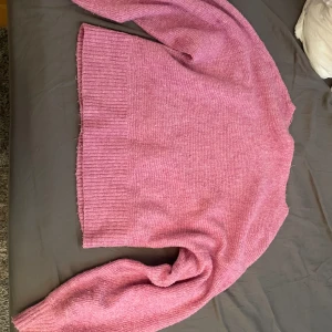 Rosa stickad tröja - Rosa stickad tröja från veromoda🩷 använd tyvärr inte längre, köpt för 350kr nypris på zalando. Sticks inte och är jätte bekväm!💕