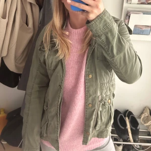 Grön jacka - Fin grön jacka köpt här på Plick i våras! Jättebra skick/inga defekter🩷💚