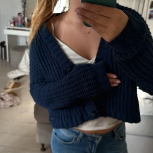 Stickad Kofta - Super fin och bra kvalite!! Säljs då den ej kommer till använding💙säljer även linnet på min profil😍