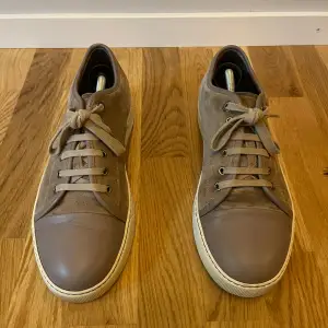 Säljer dessa lanvin sneakers storlek 22 passar 23 nypris:5200kr mitt pris:1900kr