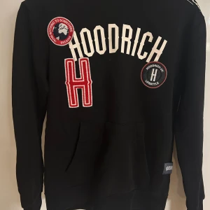 Hoodrich hoodie - Den här hoodie har används kanske 5 gånger. Anledning till varför den inte används är för att det inte är min stil längre!💕