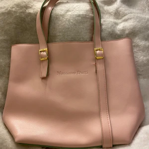 Massimo Dutti Väska  - Skicket är väldigt bra. Har aldrig använt. Jag fick den av min moster och är inte säker på att den är äkta eller oäkta men som skicket ser ut har jag svårt att tro att den inte är äkta! :)