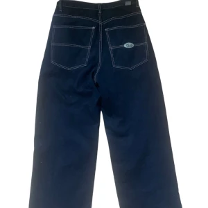 baggy jeans - Waist 28 Lenght 32. Bra skick bara lite heelbite. Rätt stora ganska lik JNCO etc. Pris är inte fast