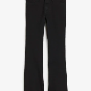 Low waist jeans  - Säljer svarta low waist jeans från H&M pågrund av att dem är för små. Helt nya med prislappen kvar💕