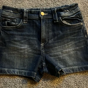  Shorts -  Blåa urtvättade Jeans shorts H&M barn med knappar på  rumpan 