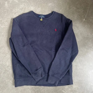 Ralph Lauren tröja  - Extremt stilig och trendig marinblå tröja av Ralph Lauren. Perfekt kondition. Storlek 14-16. Skriv om något undras🤩