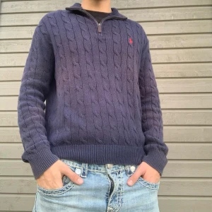 Polo Ralph Lauren Cable Knit Zip Up - Hej! Säljer en Polo Ralph Lauren Cable knit Zip! Priset kan diskuteras vid snabb affär!