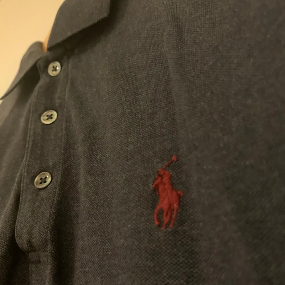 Hej, säljer denna tröja ifrån ralphlauren i mycket bra skick. Den har storlek S men sitter XS. Tveka inte på att höra av dig vid funderingar! Mvh Joel . Tröjor & Koftor.